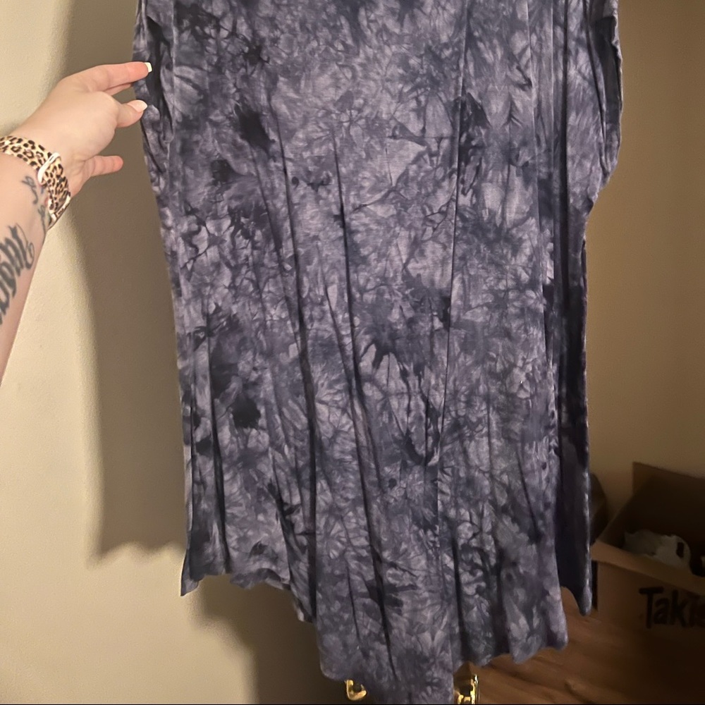 Short sleeve tunic with shark tooth shape hem
